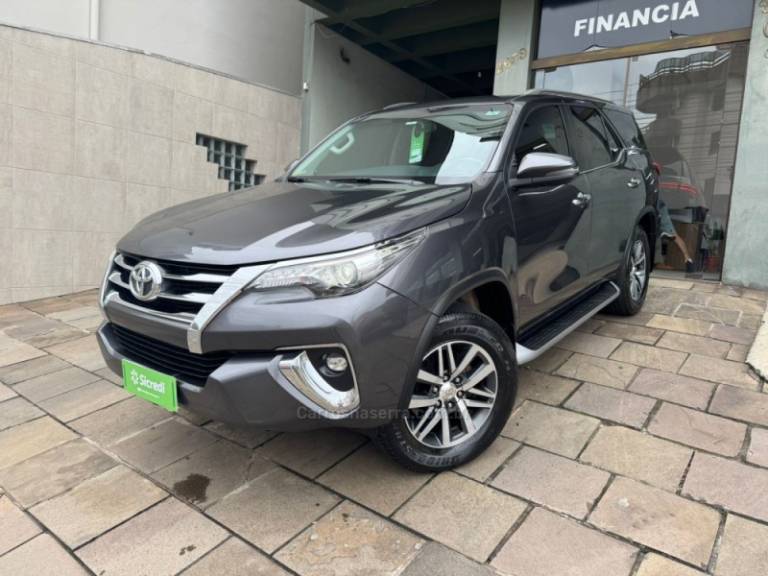 TOYOTA - HILUX SW4 - 2020/2020 - Cinza - Sob Consulta