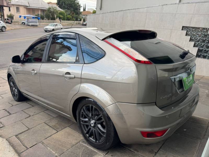 FORD - FOCUS - 2009/2009 - Dourada - R$ 48.000,00