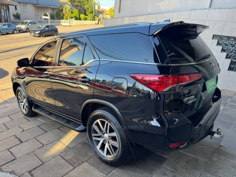 TOYOTA - HILUX SW4 - 2020/2020 - Preta - Sob Consulta