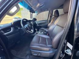 TOYOTA - HILUX SW4 - 2020/2020 - Preta - Sob Consulta