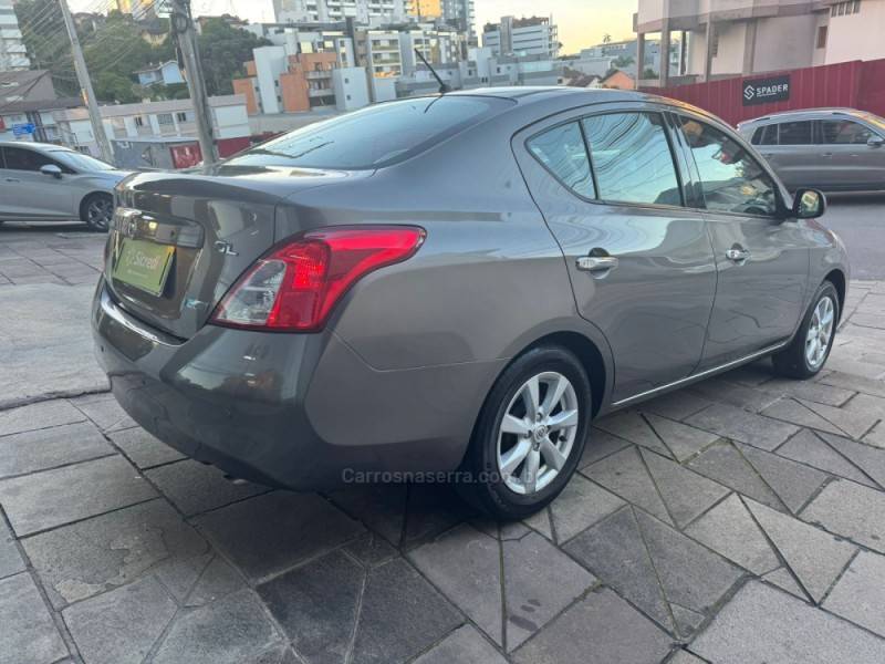 NISSAN - VERSA - 2014/2014 - Cinza - R$ 43.900,00