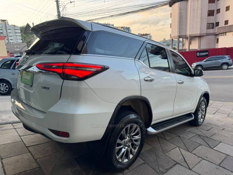 TOYOTA - HILUX SW4 - 2021/2021 - Branca - R$ 283.900,00