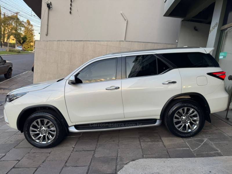 TOYOTA - HILUX SW4 - 2021/2021 - Branca - R$ 283.900,00