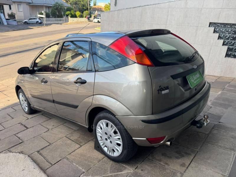 FORD - FOCUS - 2004/2004 - Dourada - Sob Consulta