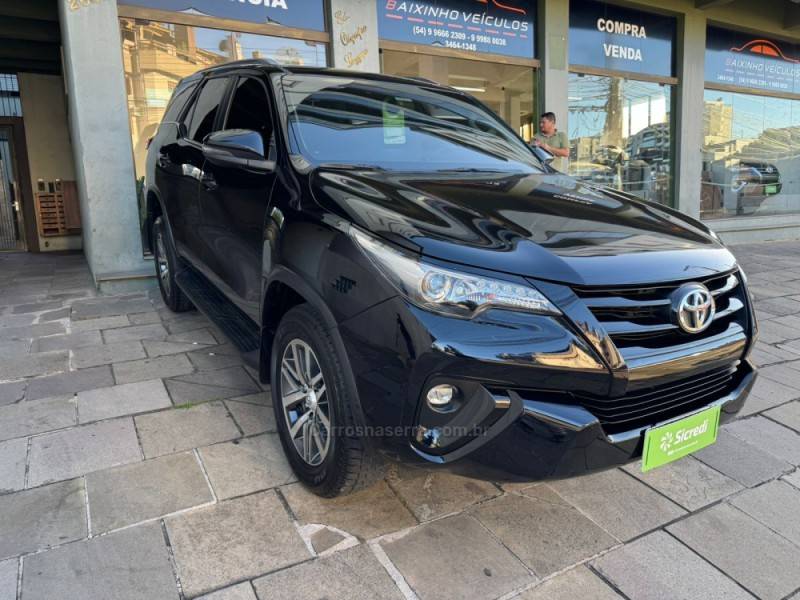 TOYOTA - HILUX SW4 - 2020/2020 - Preta - Sob Consulta