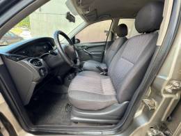 FORD - FOCUS - 2004/2004 - Dourada - Sob Consulta