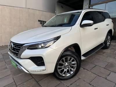 TOYOTA - HILUX SW4 - 2021/2021 - Branca - R$ 283.900,00