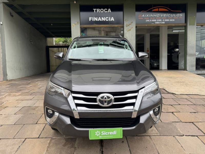 TOYOTA - HILUX SW4 - 2020/2020 - Cinza - Sob Consulta