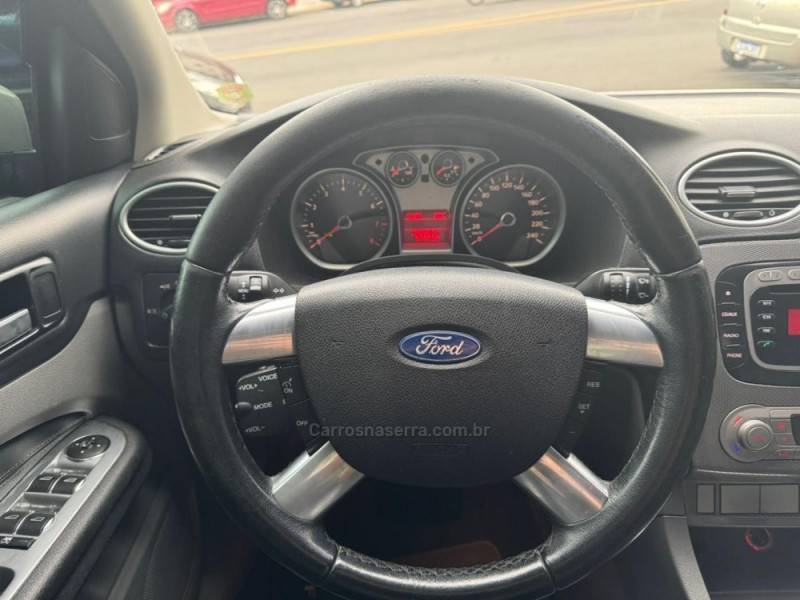 FORD - FOCUS - 2009/2009 - Dourada - Sob Consulta