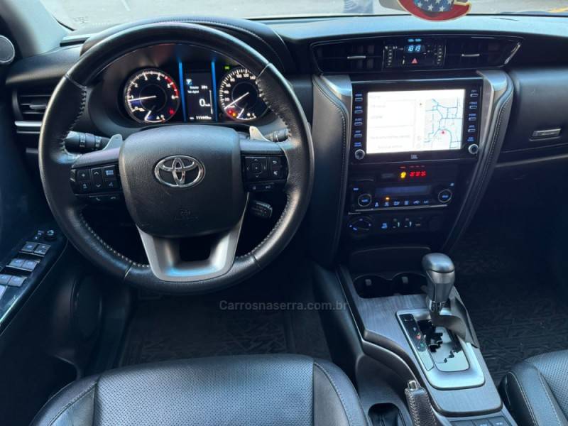 TOYOTA - HILUX SW4 - 2021/2021 - Branca - R$ 283.900,00