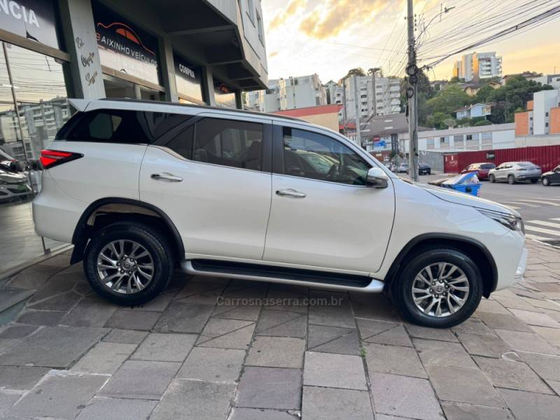 TOYOTA - HILUX SW4 - 2021/2021 - Branca - R$ 283.900,00