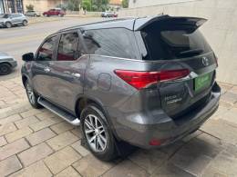 TOYOTA - HILUX SW4 - 2020/2020 - Cinza - Sob Consulta