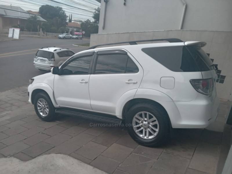 TOYOTA - HILUX SW4 - 2011/2012 - Branca - Sob Consulta