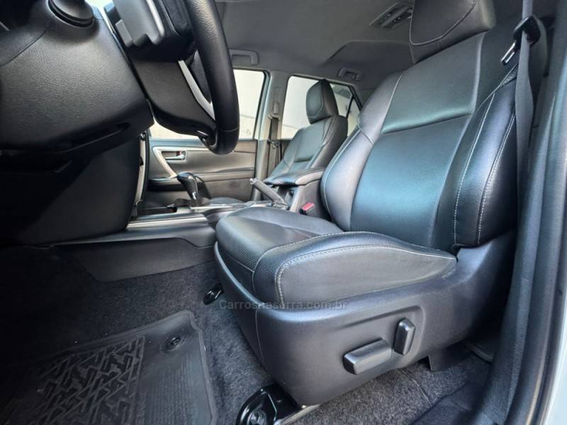 TOYOTA - HILUX SW4 - 2021/2021 - Branca - R$ 283.900,00