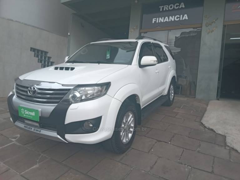 TOYOTA - HILUX SW4 - 2011/2012 - Branca - Sob Consulta