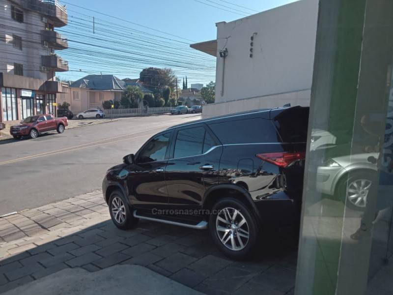 TOYOTA - HILUX SW4 - 2017/2017 - Preta - Sob Consulta