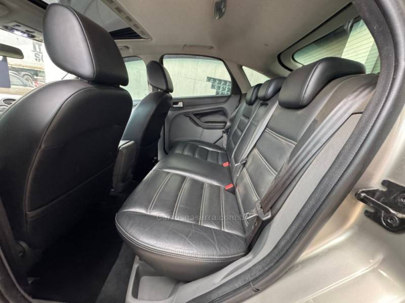 FORD - FOCUS - 2009/2009 - Dourada - R$ 48.000,00