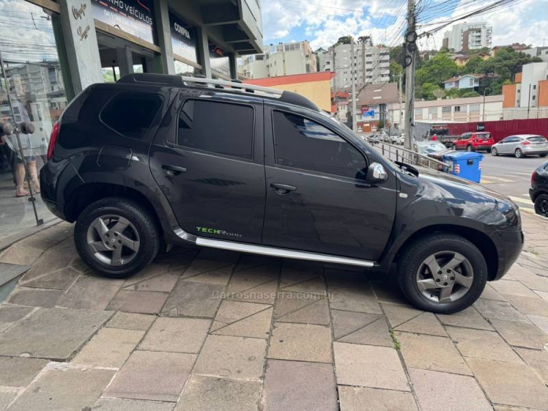 RENAULT - DUSTER - 2013/2014 - Preta - R$ 53.900,00