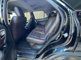 TOYOTA - HILUX SW4 - 2020/2020 - Preta - Sob Consulta