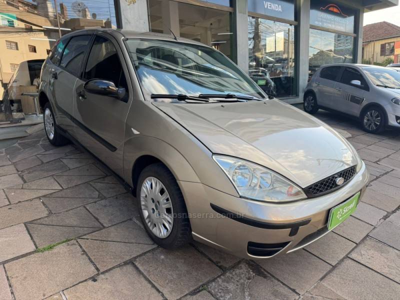 FORD - FOCUS - 2004/2004 - Dourada - Sob Consulta